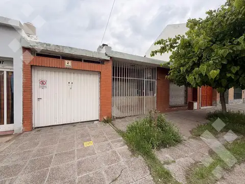 VENDE CASA 2 DORMITORIOS A RECICLAR  - APTO DESARROLLO
