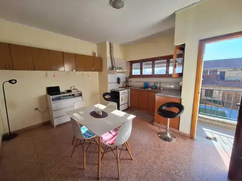 Departamento en venta de tres ambientes en primer piso por escalera