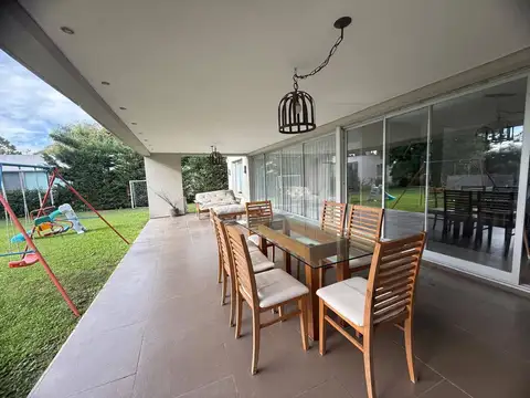 Alquiler amoblado - casa de tres dormitorios, galeria con parrillero y pileta.