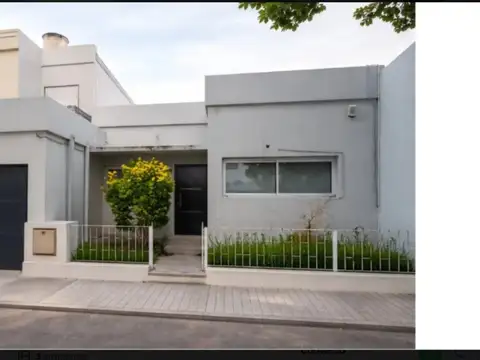 Casa en Venta en La Plata [Cod: 084124]