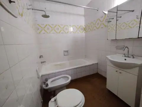 Departamento dos ambientes con balcon frances y cocina separada excelente ubicacion