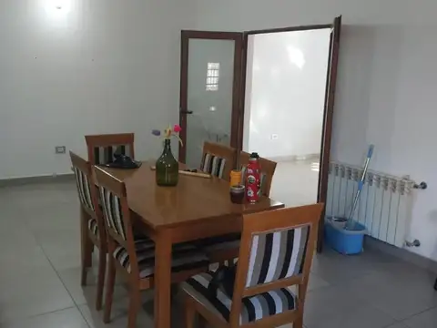 Casa en Alquiler con 5 cocheras
