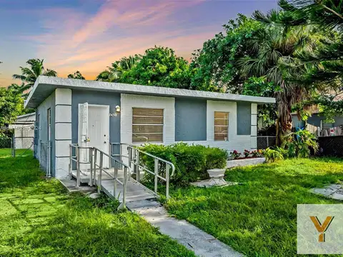 Casa en venta - 2 Dormitorios 1 Baño - 577mts2 - Miami