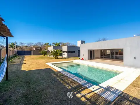 VENTA | PERMUTA - Casa 3 dormitorios, piscina, galería y jardín - Funes.