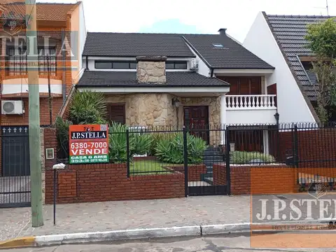 Excelente Chalet 6 Amb C/ Pileta, Quincho y 4 Cocheras 353 m² Edif. - S.Justo (Ctro)