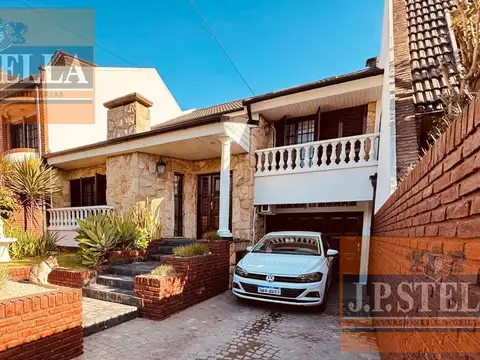 Casa 6 ambientes con 4 baños