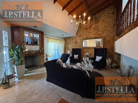 Excelente Chalet 6 Amb C/ Pileta, Quincho y 4 Cocheras 353 m² Edif. - S.Justo (Ctro)