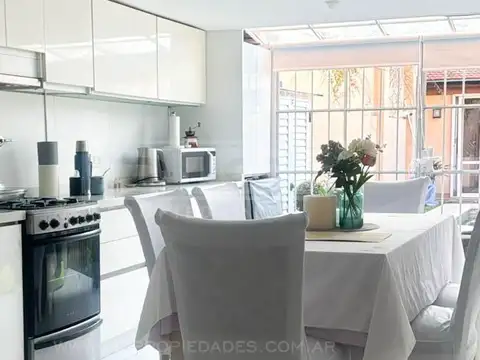 Casa 6 ambientes con 2 baños