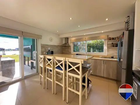 Casa 6 ambientes con 4 baños