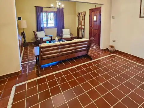 Casa 4 ambientes con 2 baños