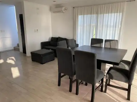 Venta de casa dos plantas San Sebastian, Area 10 Apto Credito