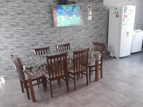 Casa 4 ambientes con 2 baños