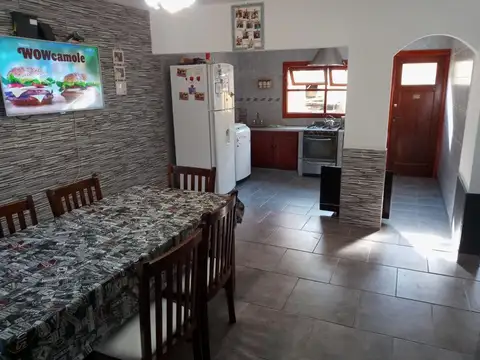 Casa en Alquiler con 2 cocheras