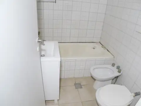 Expensas: $ 50.000. Piso 2do por Escalera. Frente | Balcón | Muy Luminoso | Lavadero Incorporado