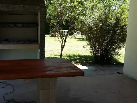 CASA QUINTA DE 3 AMBIENTES EN VENTA - FRANCISCO ALVAREZ