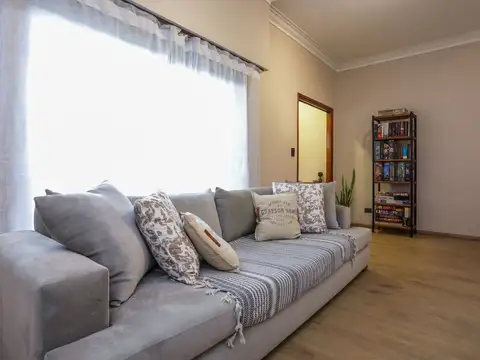 VENTA CASA 4 AMBIENTES C/ JARDIN Y COCH CARAPACHAY