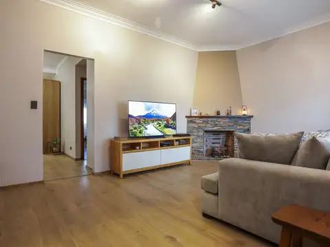 Casa 4 ambientes con 2 baños