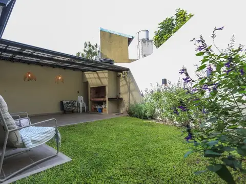 VENTA CASA 4 AMBIENTES C/ JARDIN Y COCH CARAPACHAY