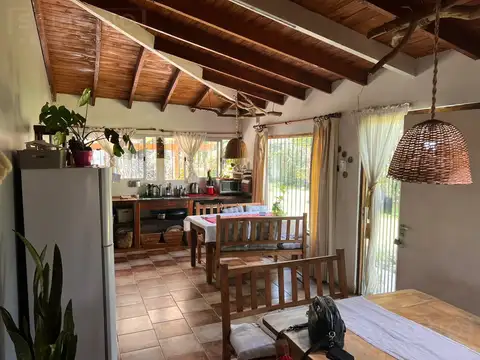 Casa 4 ambientes con 2 baños
