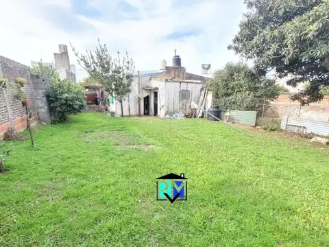 Casa a refaccionar con buen frente y fondo, todos los servic
