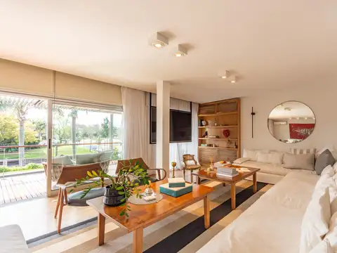 Casa en Venta con 3 cocheras