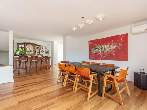 Casa en Venta con 3 cocheras