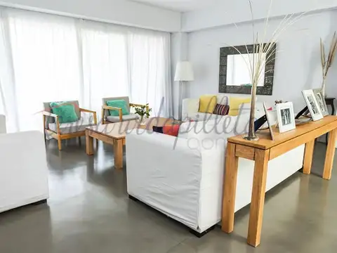 Casa en Alquiler con 3 cocheras