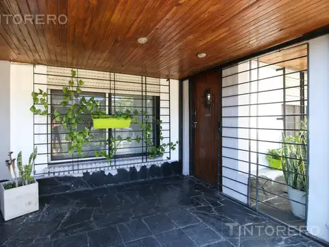 VENTA CASA 3 AMBIENTES CON PARQUE, QUINCHO Y COCHERA EN MERLO