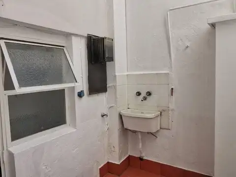 MONOAMBIENTE MUY AMPLIO TODO LUZ  BALCÓN - con renta