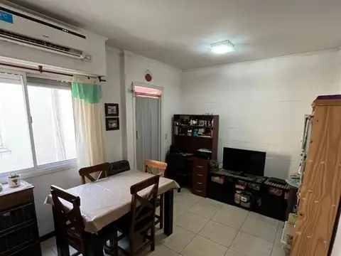 DEPARTAMENTO DE 2 AMBIENTES, 1 PISO POR ESCALERA. COCINA INTEGRADA, 1 BAÑO Y LAVADERO. CASTELAR. EXCELENTE UBICACION