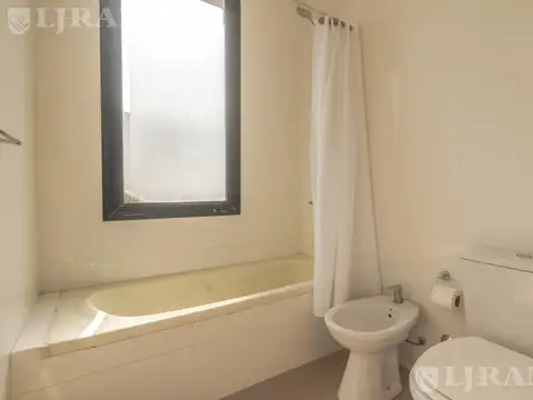 Casa en Alquiler con 3 cocheras