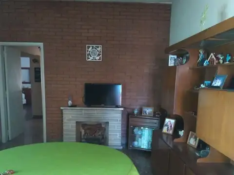 Departamento tipo casa, de 3 Amb. con dos patios y terraza