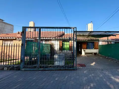 CASA 2 DORMIT 2 COCHERAS + QUINCHO BARRIO VICOR
