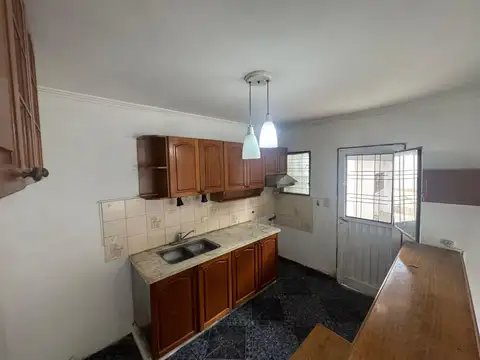 Casa 5 ambientes con 1 baño