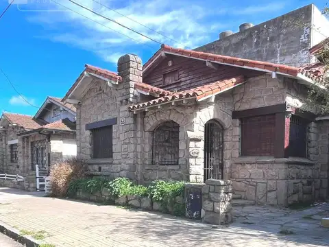 Chalet en alquiler para uso profesional o comercial. Entre Rios y Castelli. 3 dormitorios. Garage