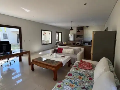 Casa en Venta con 4 cocheras