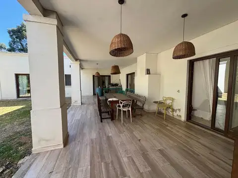 Casa de 300m2 en Venta, Barrio Casuarinas, Pilar del Este
