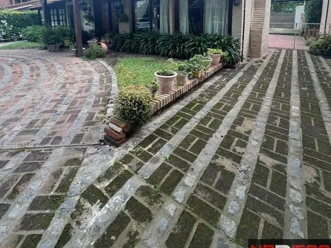 Casa en venta c/ cochera en Champagnat