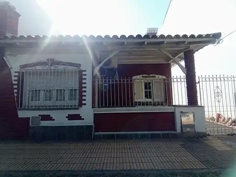 VENTA CASA 3 AMB CON PATIO Y COCHERA BERNAL