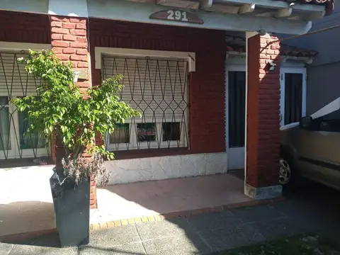 Casa 8 ambientes con 4 baños