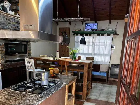 VENTA CASA 3 AMB, COCHERA, PILETA, BARRIO SAN CARLOS