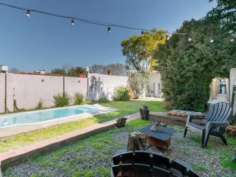 Casa de 4 amb con quincho, gran fondo y pileta