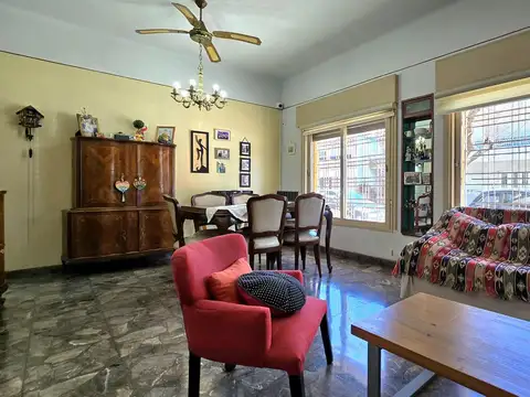 Venta Casa 4 ambientes en Villa del Parque con quincho, patio y terraza