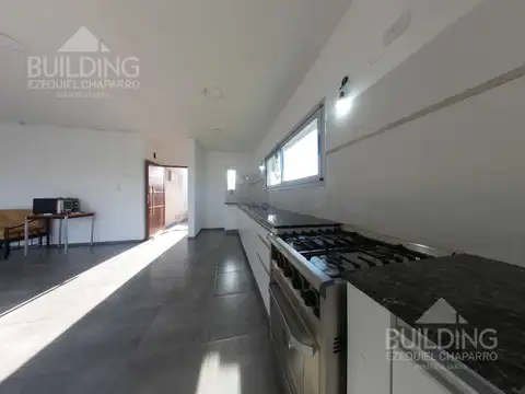 Casa en  venta-dos dormitorios-patio-cochera-luminosa-moderna-barrio semi cerrado