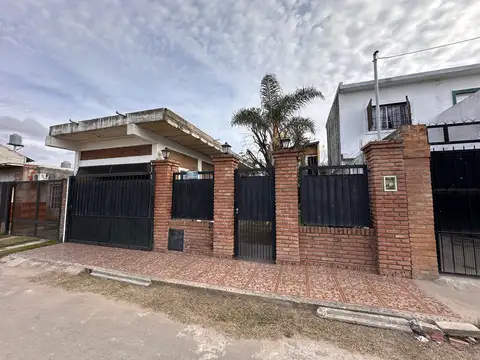 Casa En Venta Con Multiples Ambientes. Financia O Permuta Por Prop. En San Miguel/muñiz