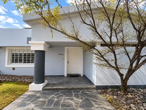 Casa en Venta con 3 cocheras