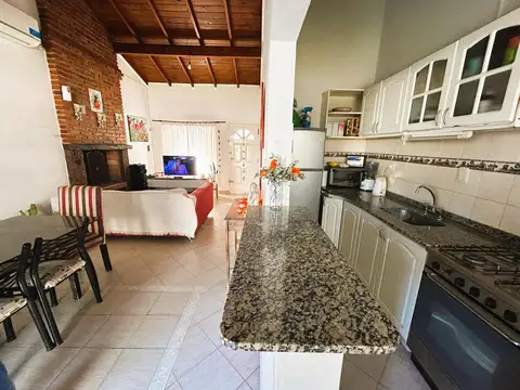 casa de 4 ambientes en venta en lujan  con patio y cochera apto credito
