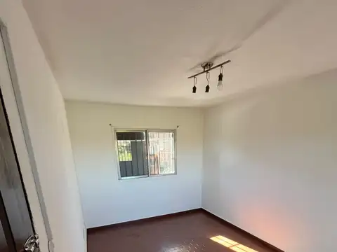 DEPTO TRES AMBIENTES EN EL CENTRO DE FLORENCIO VARELA