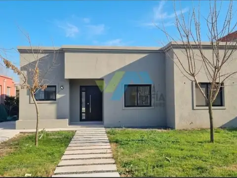 Casa Chalet  en Venta en Santa Lucia, Pilar del Este, Pilar