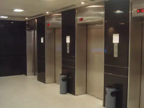 Oficina 190 m2 categoria A  con 2 cocheras fijas y cubiertas